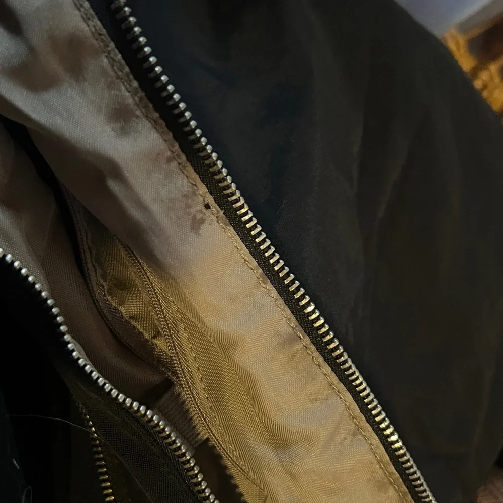 Baggallini crossbody bag with several pockets and adjustable strap